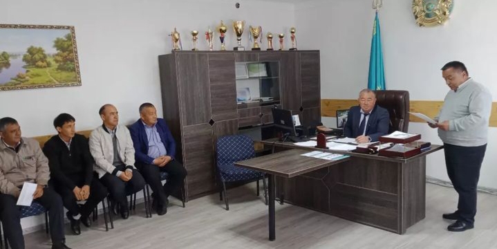 В государственном учреждении" Аппарат акима Большеаксуского сельского округа Уйгурского района "