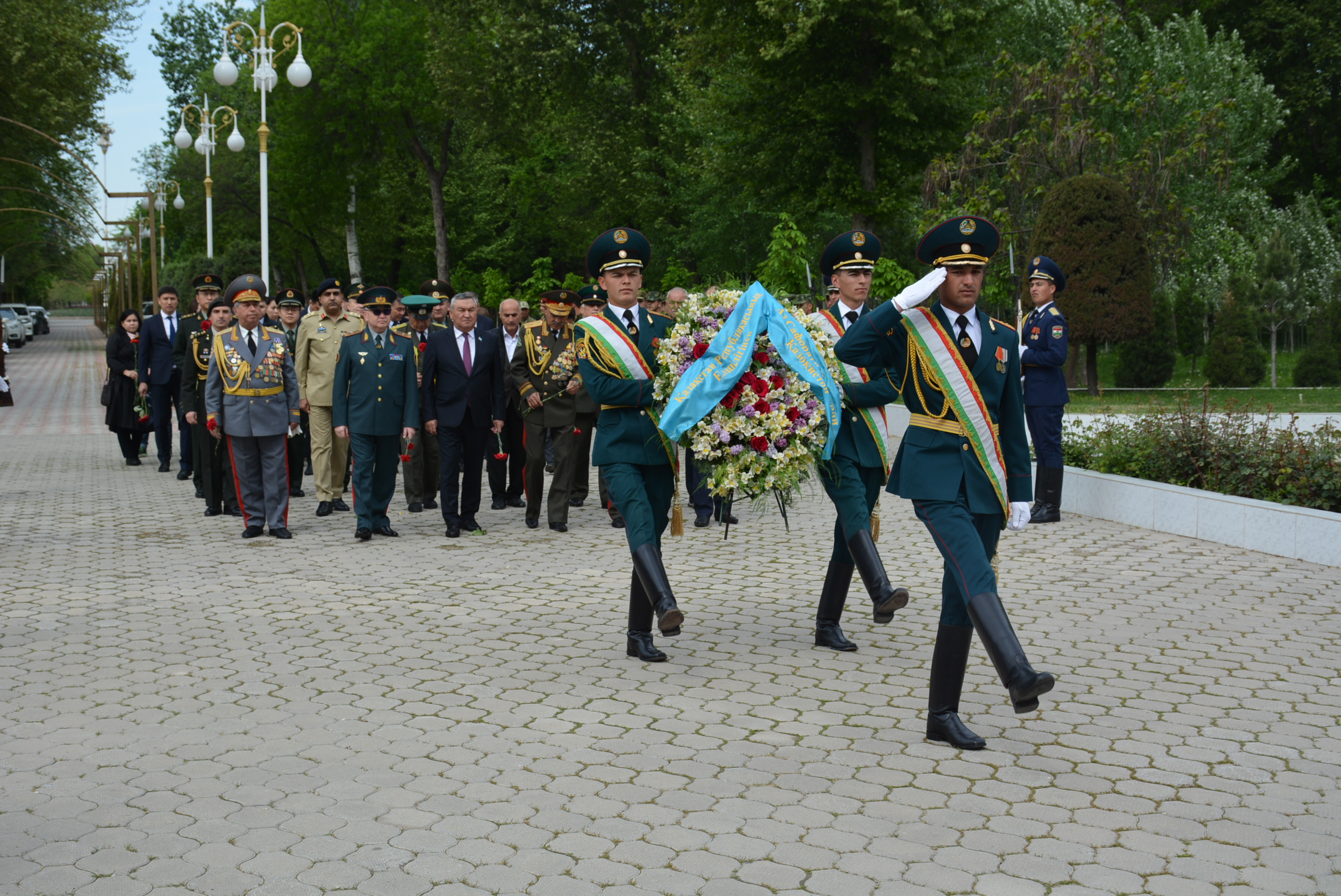 В Душанбе состоялось возложение цветов к монументу воинам-казахстанцам
