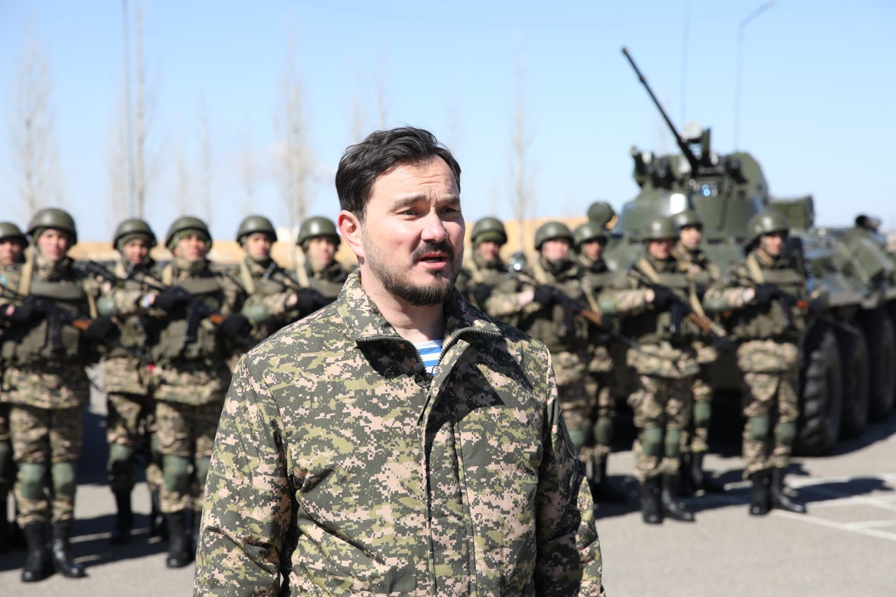 Золотой баритон Казахстана – десантникам о Родине и о себе