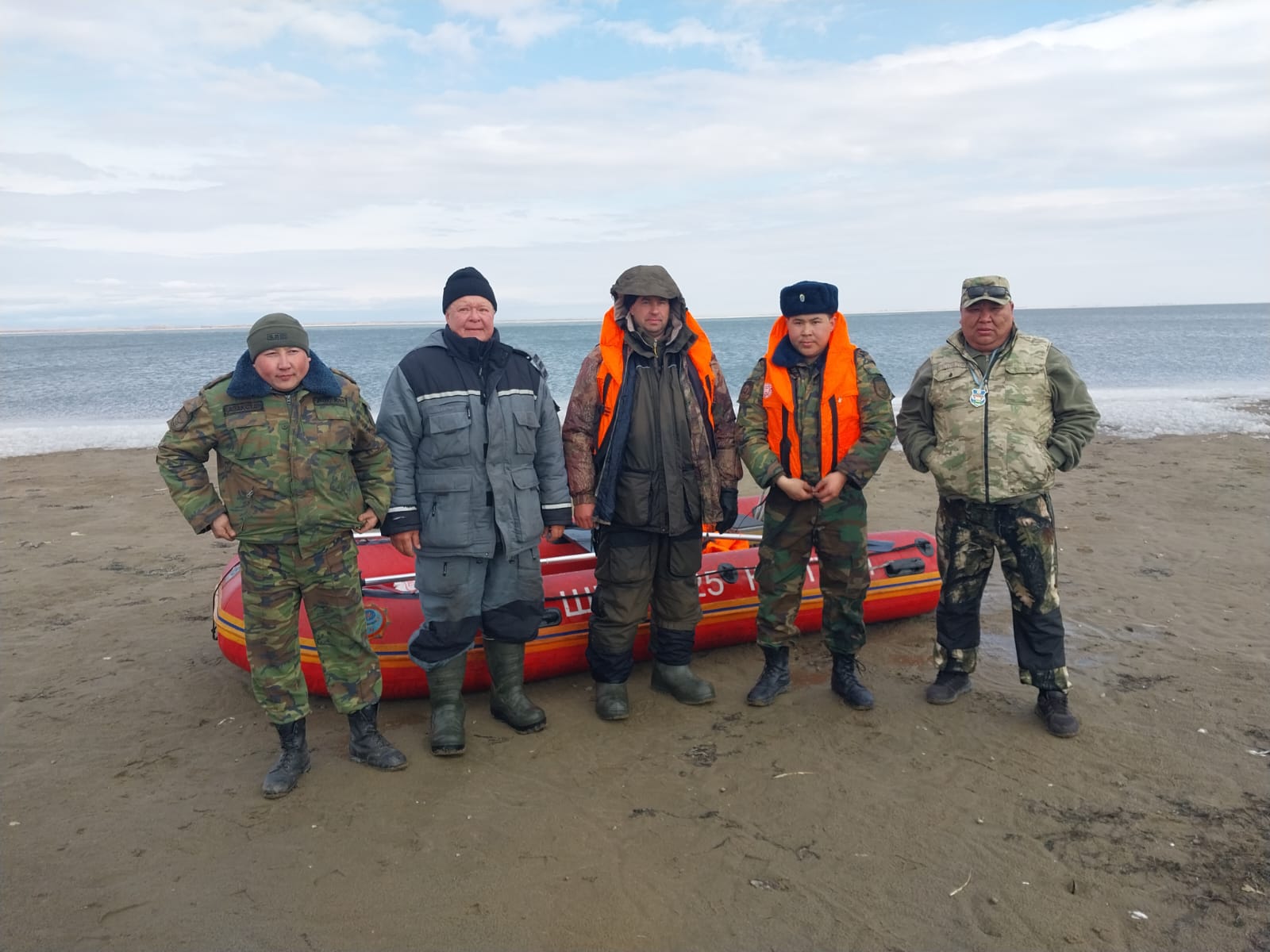 Спасатели ВКО пришли на помощь рыбакам, оставшимся на льдине