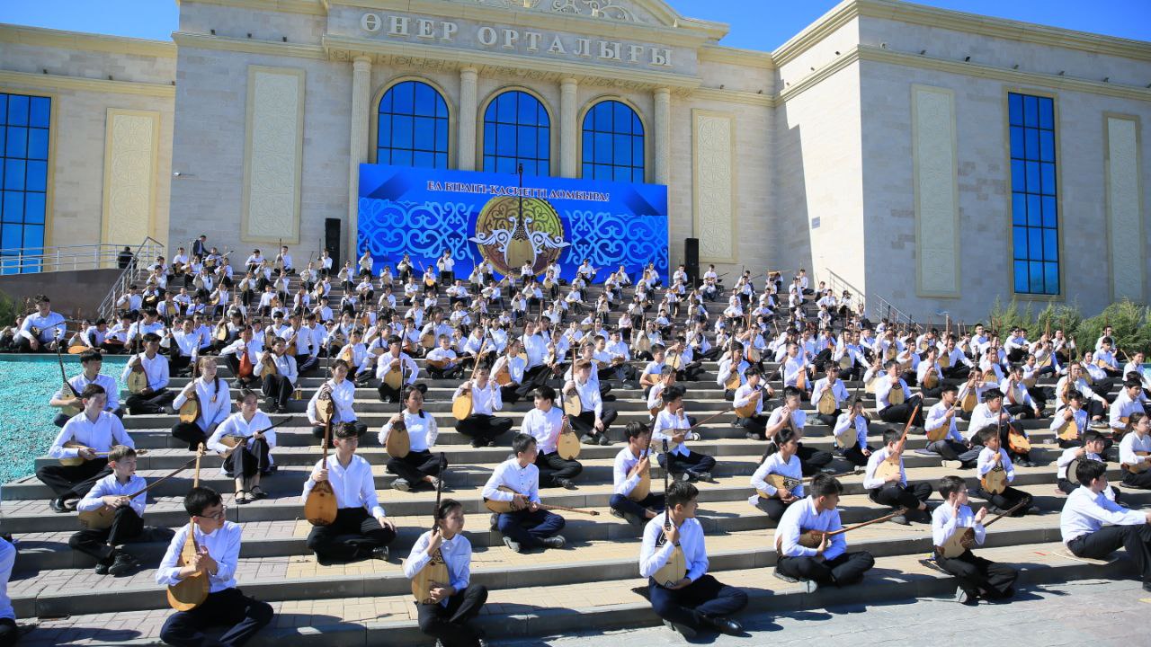 6000 домбристов приняли участие в мероприятии Dombyra party в Актюбинской области
