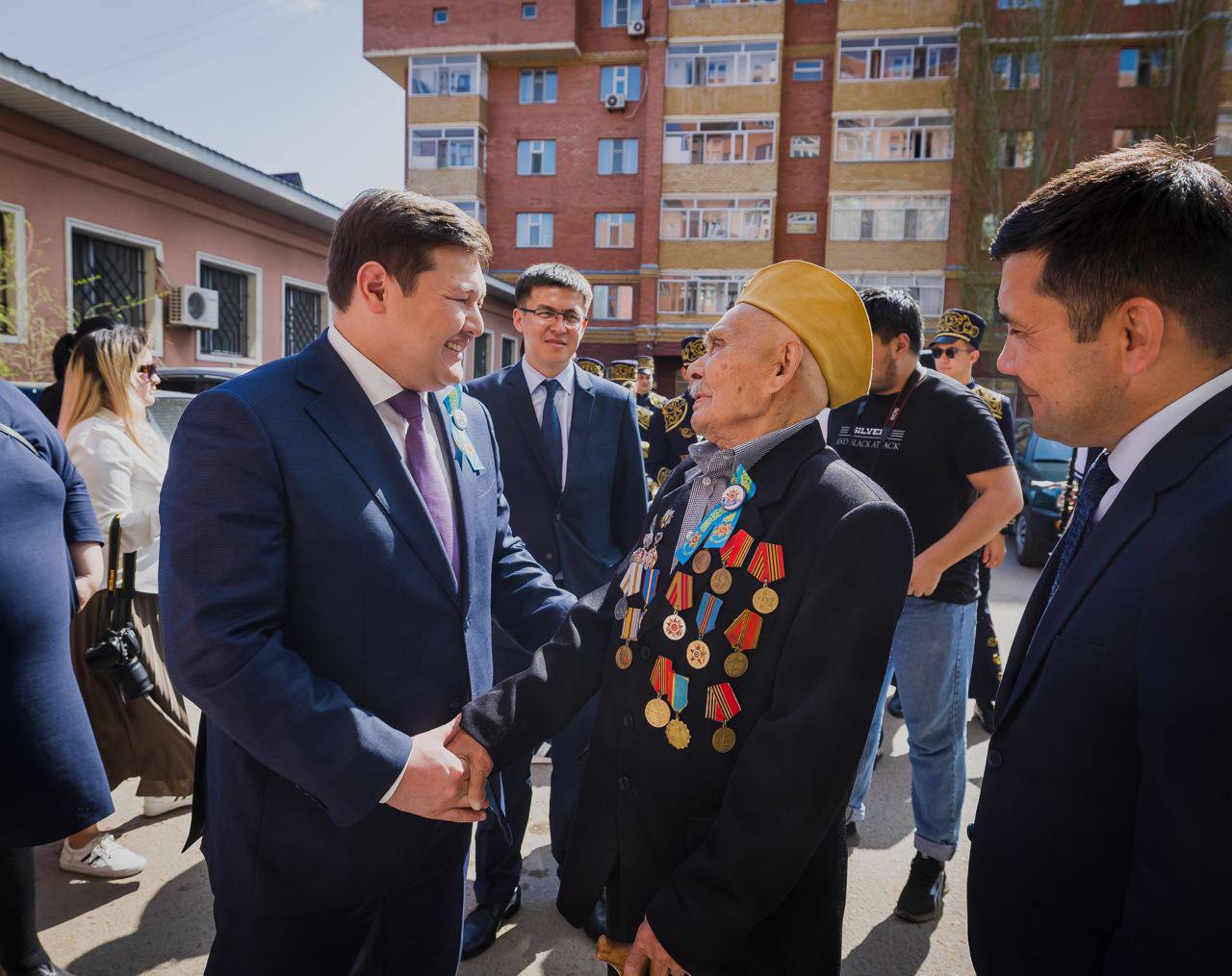 Министр культуры и спорта поздравил 99-летнего ветерана войны с днем Победы