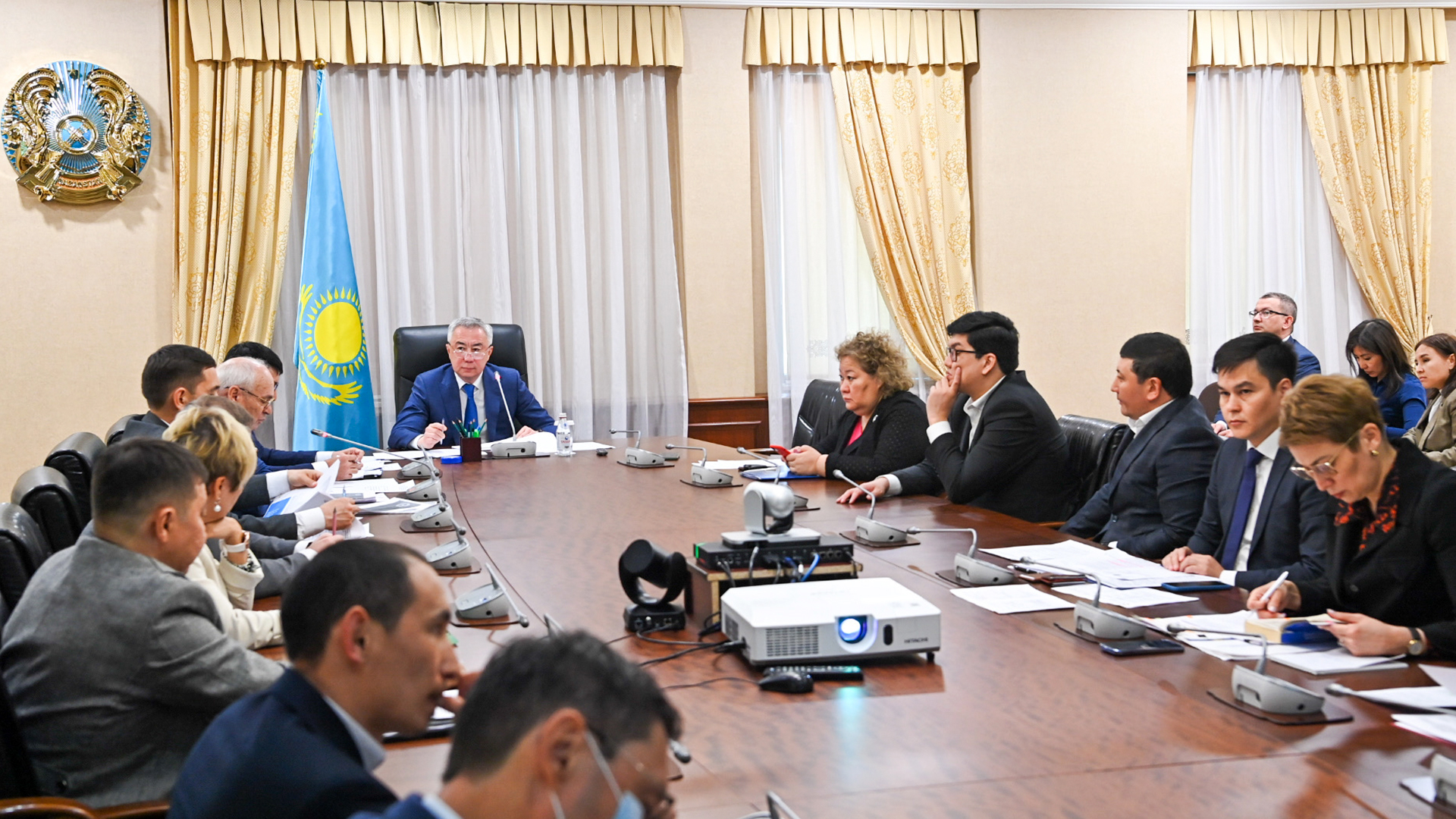 Серик Жумангарин провел совещание по вопросам сдерживания роста цен на молочные продукты