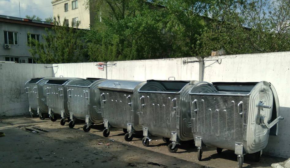 В Семее ведутся работы по установке новых мусорных контейнеров