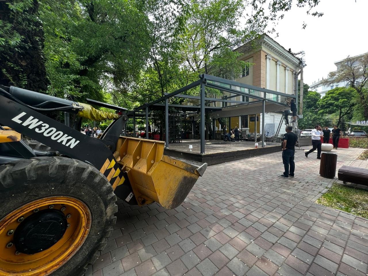 В Алматы по решению суда сносят летнюю террасу ресторана.