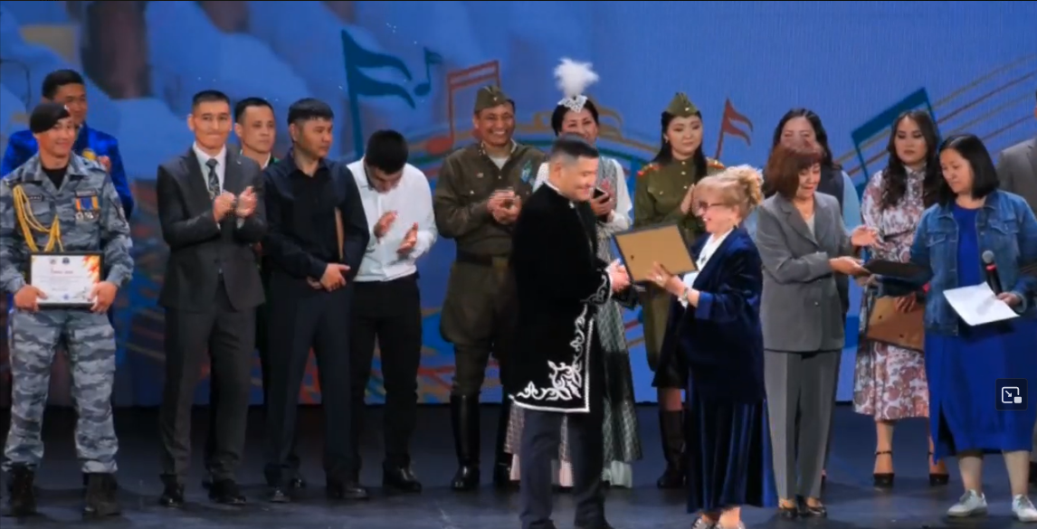 Погондағы әншілер