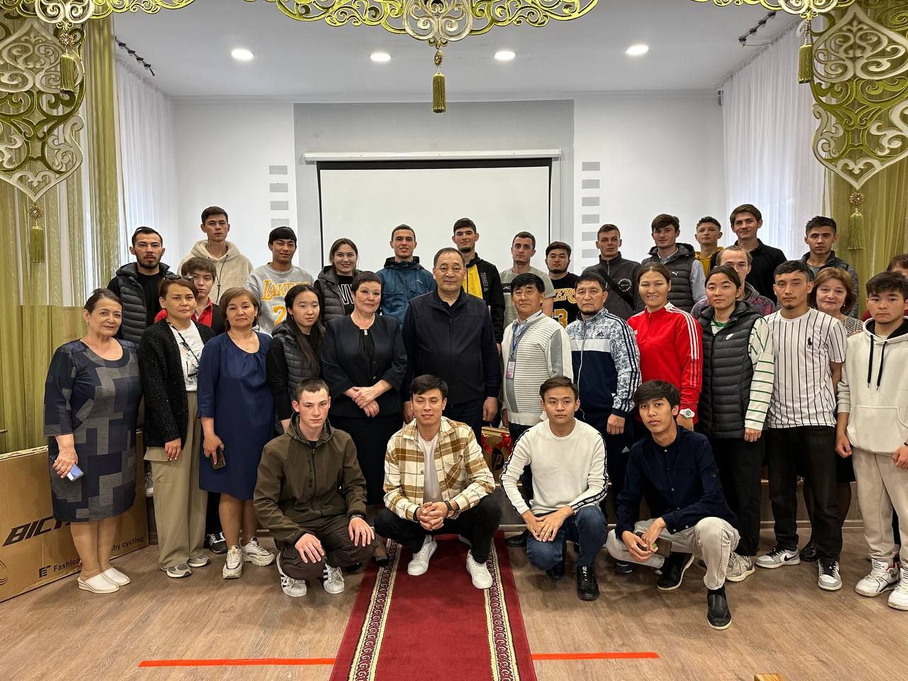 Ералы Тоғжанов жастарды әлеуметтік бейімдеу орталығына барды