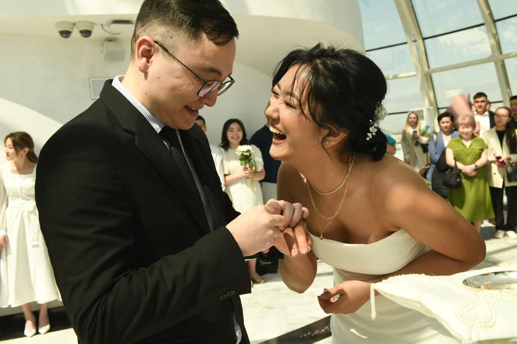 Отбасы күні: «Бәйтеректе» елордалық ерлі-зайыптылар некелерін қиды