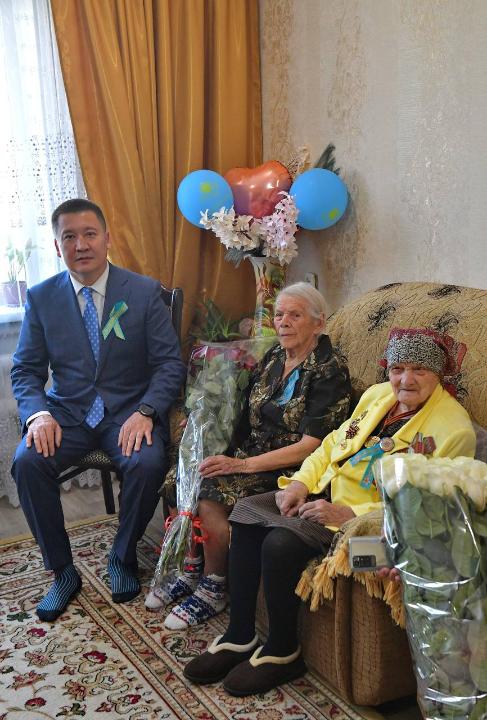 Сегодня аким области Асаин Байханов посетил ветеранов Великой Отечественной войны, проживающих в Иртышском и Павлодарском районах, а также в городе Павлодар