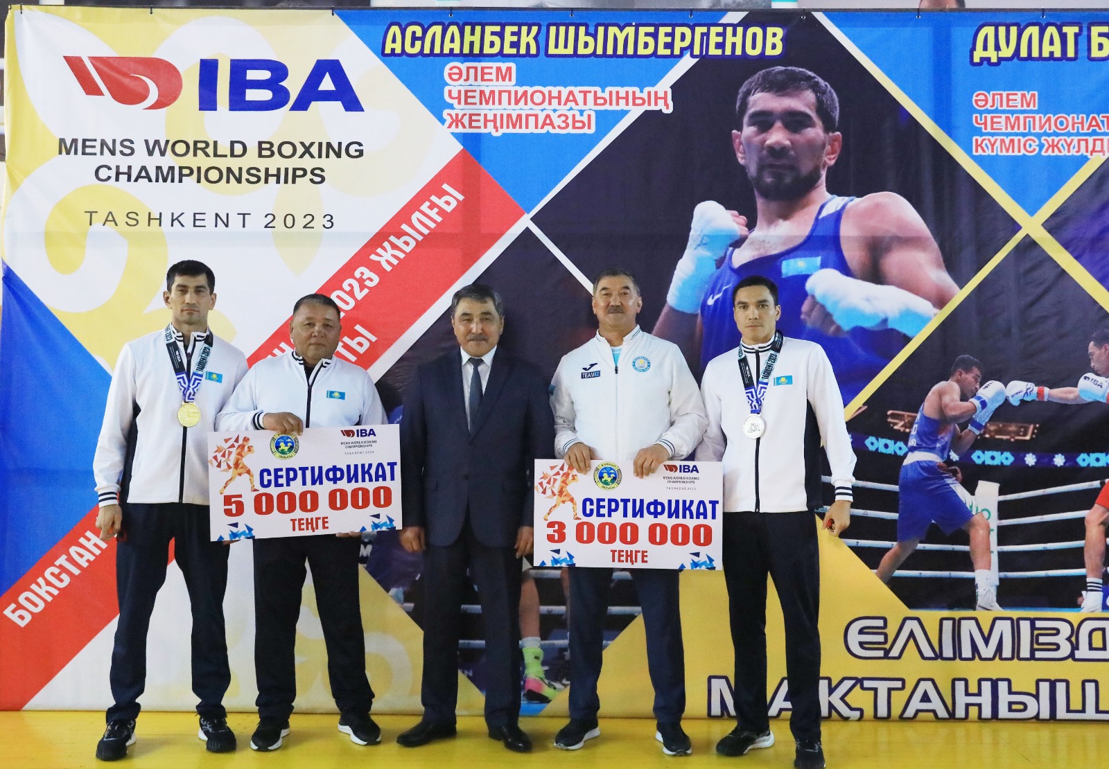 Нуржан Нуржигитов вручил ключи от квартир призерам чемпионата мира по боксу