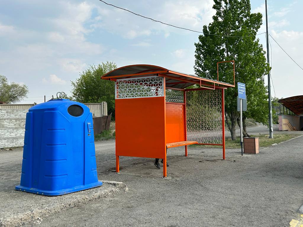 Ведутся работы по установке новых металлических остановочных павильонов в местах, где остановочные пункты ранее не были оборудованы крытыми площадками для ожидания.