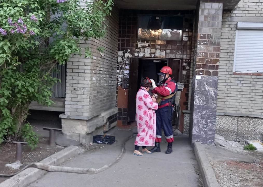 При пожаре в квартире, на 12-ом этаже сотрудники ДЧС ВКО спасли 9 человек, 4 из них детей