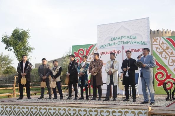 «ӨНЕРЛІ ӨЛКЕ» ФЕСТИВАЛІ АЯСЫНДА АЙТЫСКЕРЛЕР ЖАҢАРҒАН ТҮРКІСТАНДЫ ЖЫРЛАДЫ