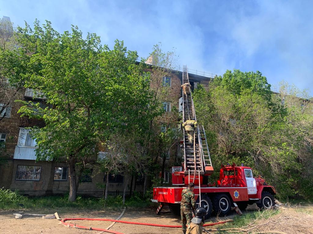 В Караганде потушили пожар в жилом пятиэтажном доме