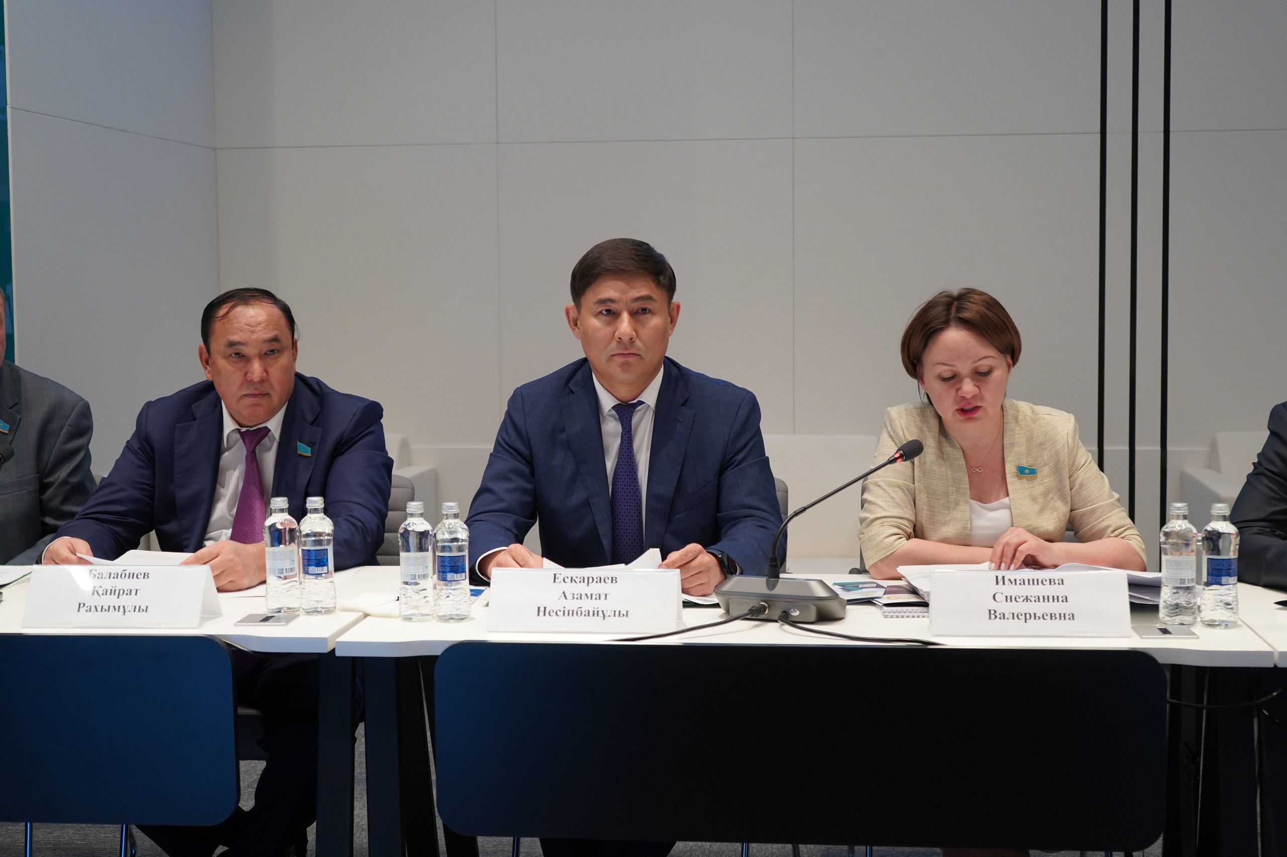 Әділет министрлігінде азаматтарға заң көмегін көрсету мәселелері бойынша ҚР Парламенті Мәжілісінің көшпелі отырысы өтті