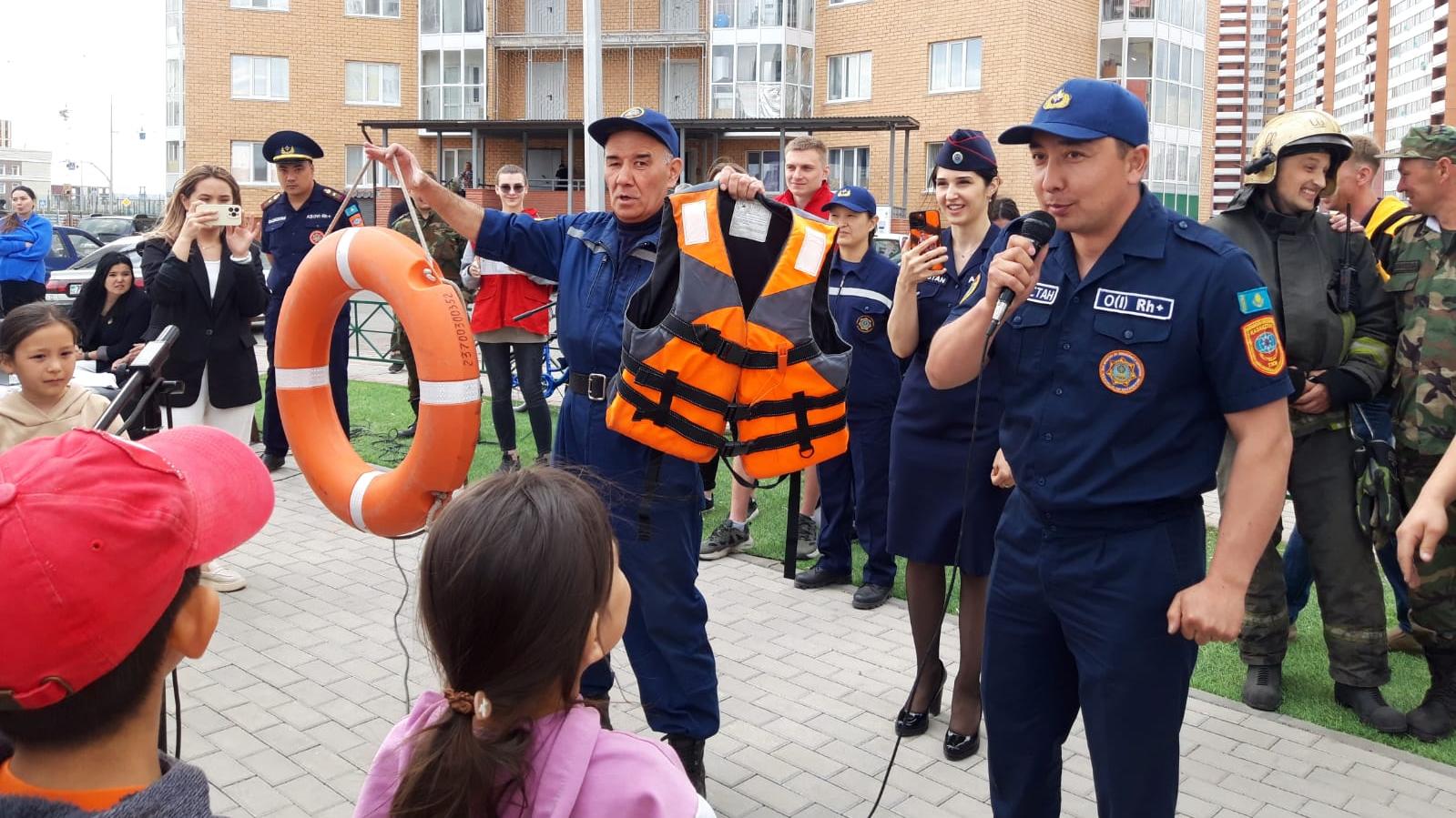 Беззаботное лето: Карагандинские спасатели учили детей правилам безопасности