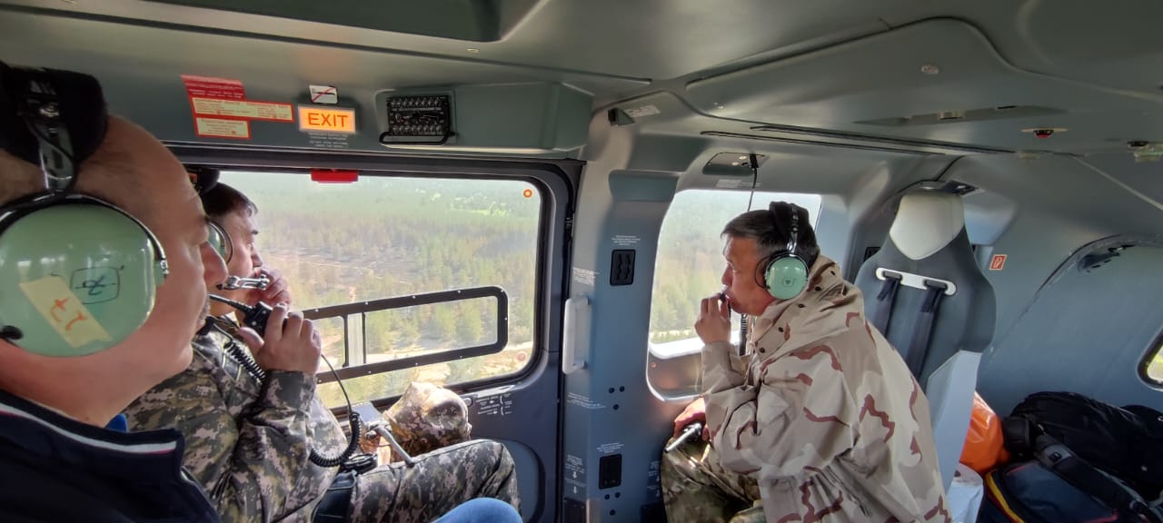 Лесной пожар в области Абай: задействованы 10 вертолетов