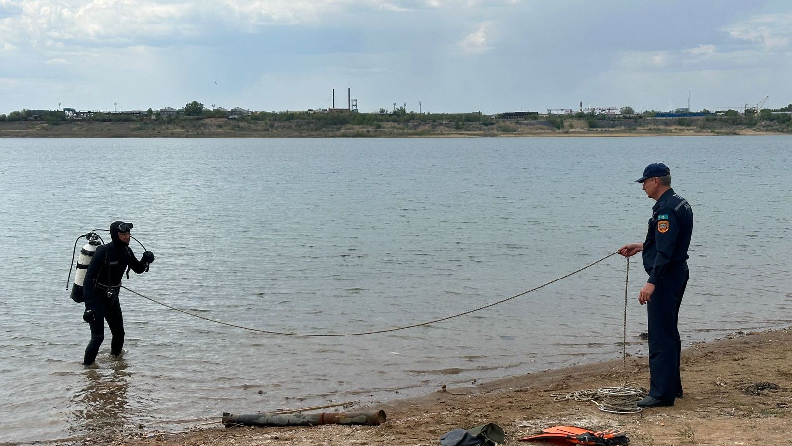 Водолазы-спасатели обследуют места для купания в Карагандинской области