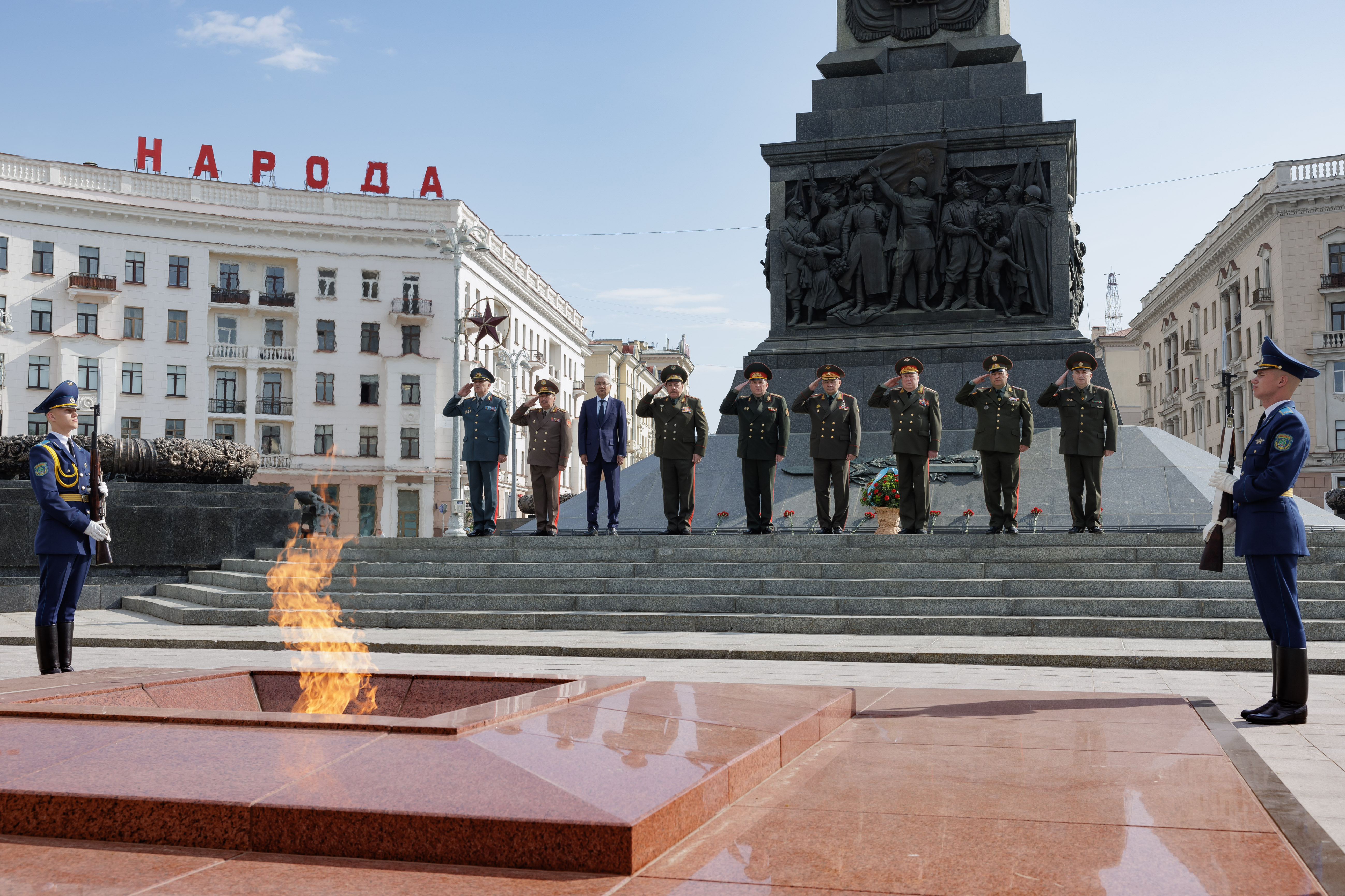 В Минске министр обороны Казахстана почтил память павших воинов