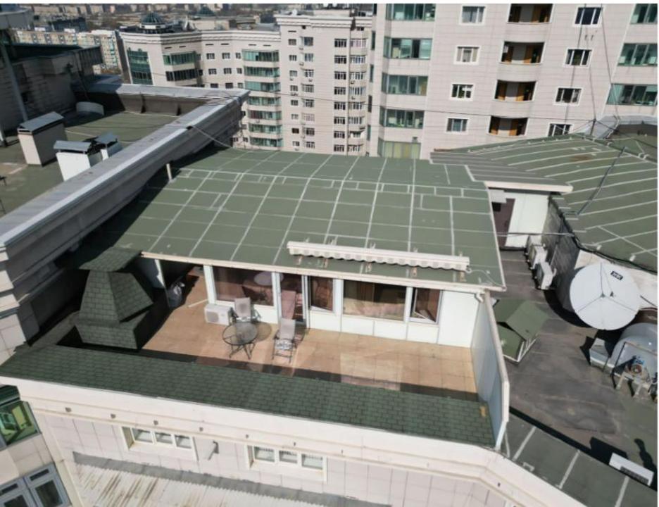 Крупную незаконную постройку на крыше жилого дома снесли в Алматы