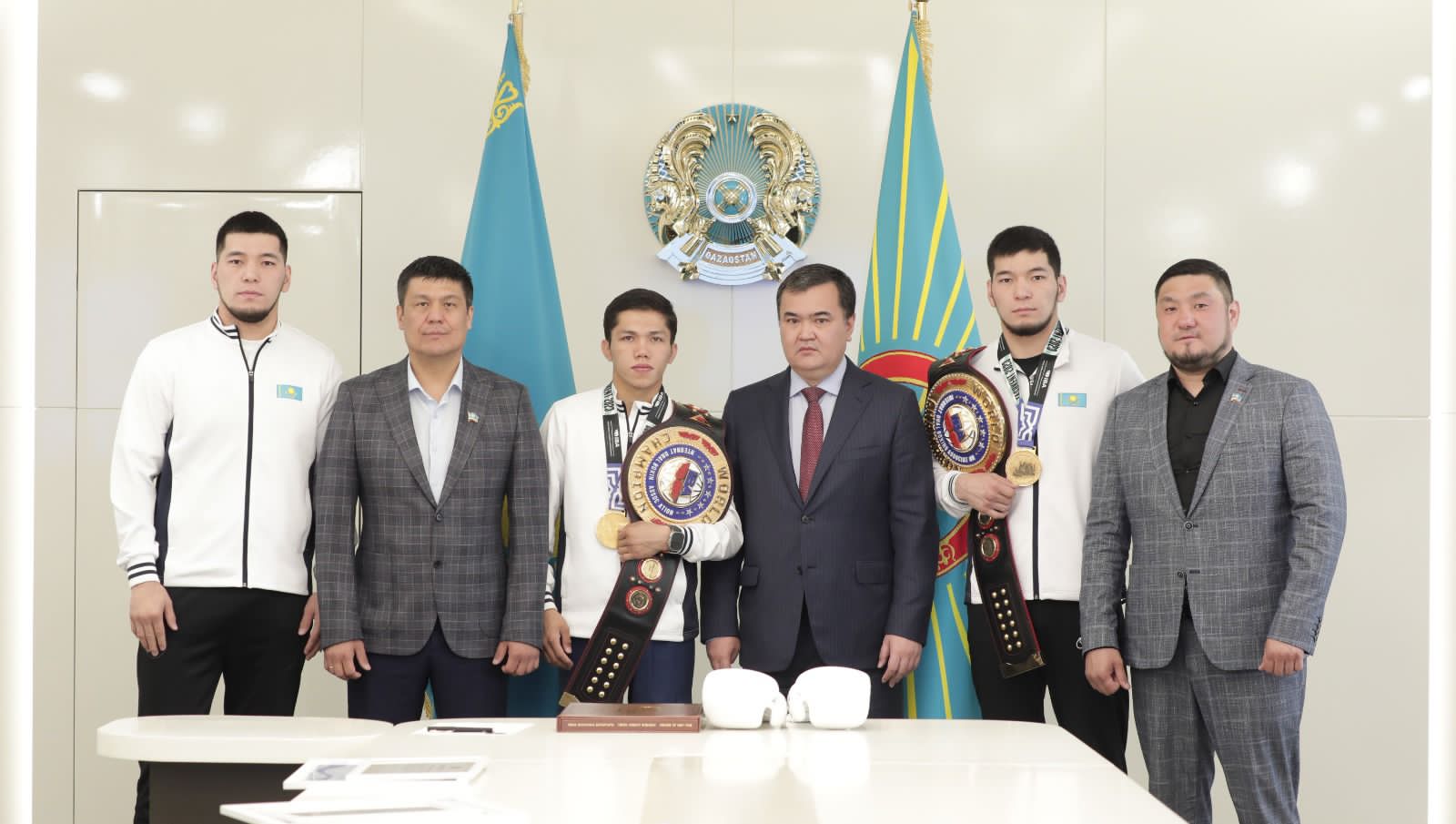 Астана әкімі бокстан әлем чемпиондарына пәтер кілтін табыс етті