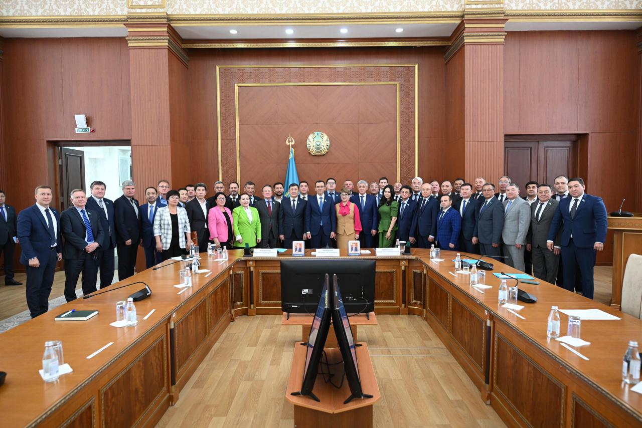 Председатель Сената Парламента Маулен Ашимбаев прибыл в Карагандинскую область, где встретился с депутатами маслихатов региона
