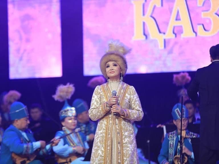 АСТАНА ТӨРІНДЕ 3000 АДАМ БІР МЕЗЕТТЕ ШӘМШІ ӘНІН ШЫРҚАДЫ