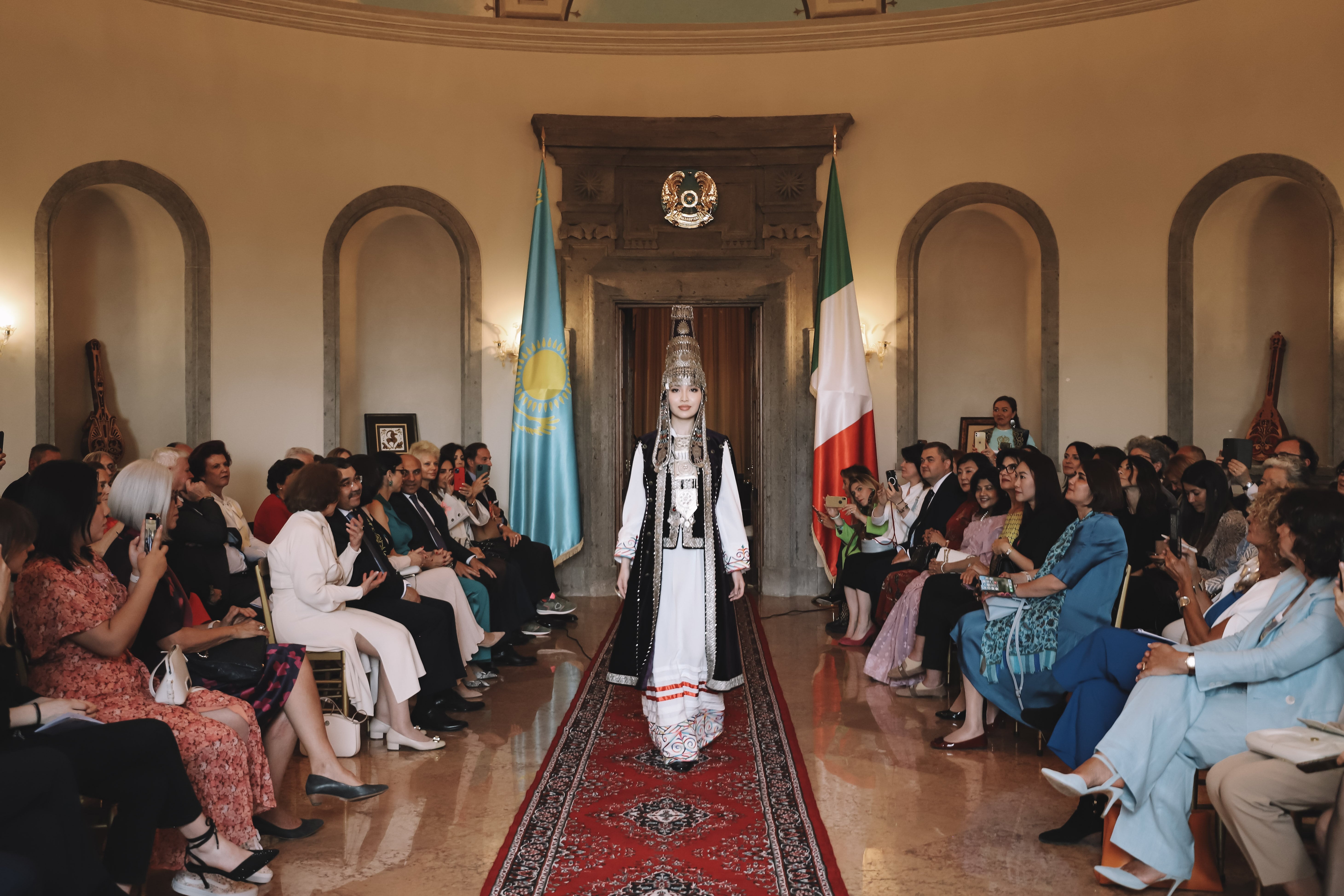 В Риме состоялась презентация коллекций казахстанских дизайнеров и ювелиров