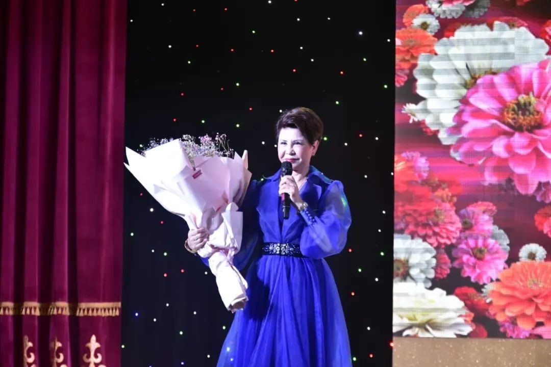 Қыз секс камерасына зейін қояды