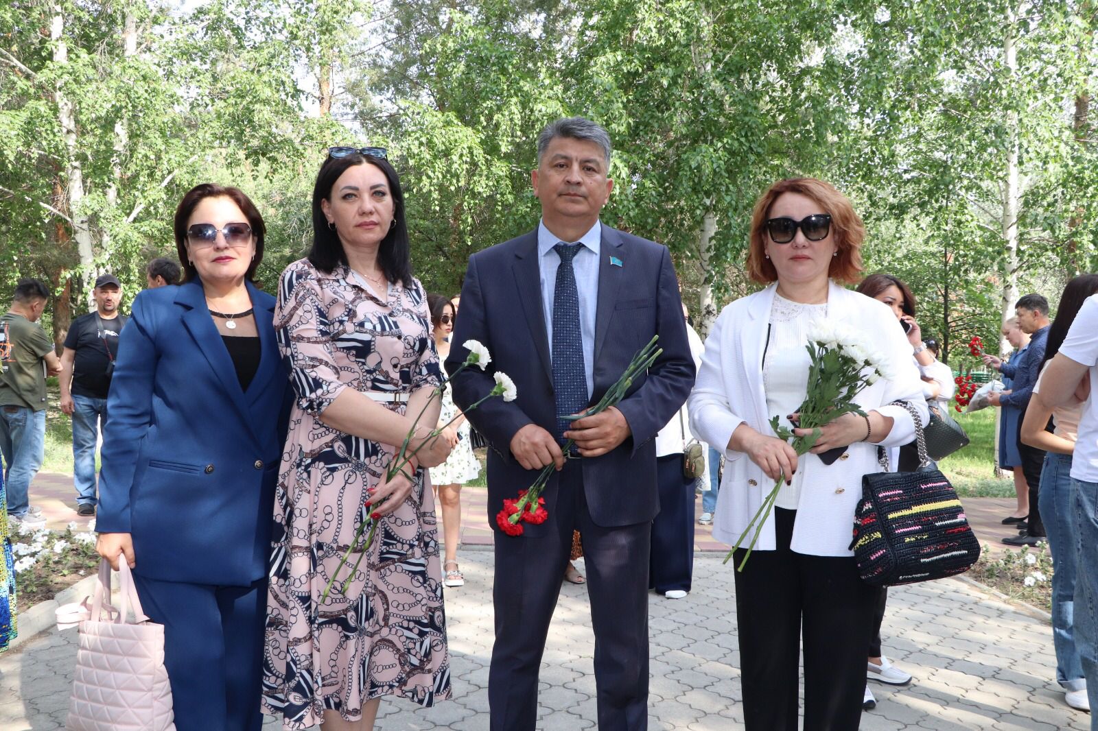 Сегодня председатель Костанайского городского маслихата и депутаты приняли участие в церемонии возложения цветов у памятника жертвам политических репрессий.