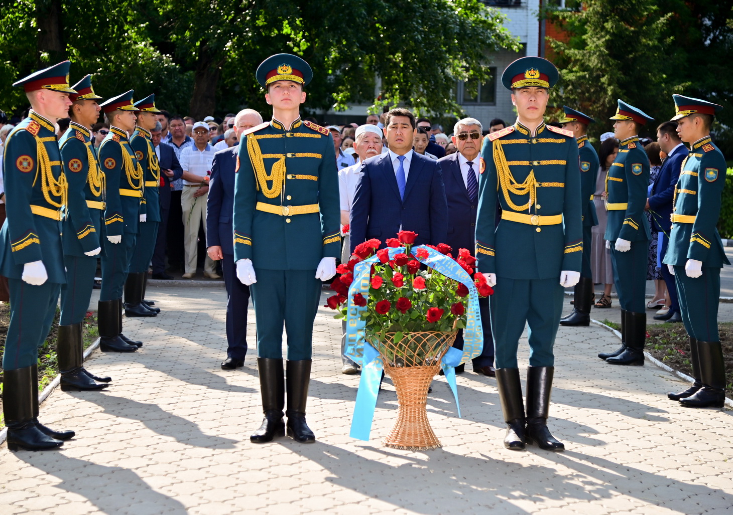 СҚО әкімі қуғын-сүргін құрбандары ескерткішіне гүл шоғын қойды