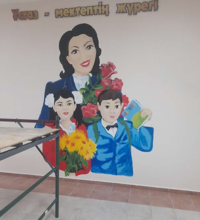 В Астане учитель начальных классов рисует муралы