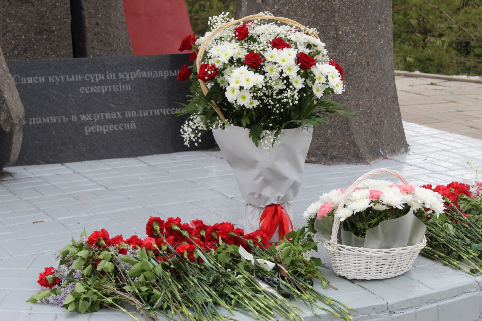 В День памяти жертв политических репрессий депутаты приняли участие в возложение цветов к мемориалу, почтили память невинно пострадавших в годы сталинских репрессий минутой молчания