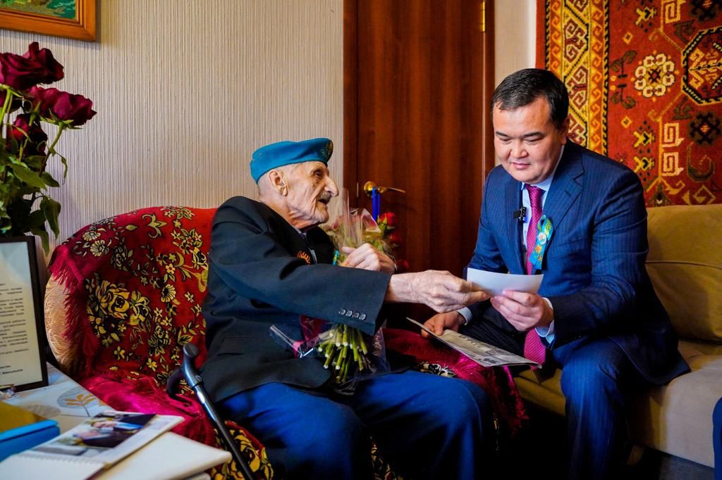 Аким Астаны поздравил ветеранов с Днём Победы
