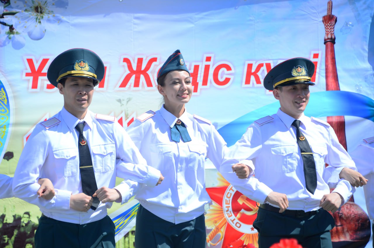 Военный оркестр и полевая кухня с солдатской кашей