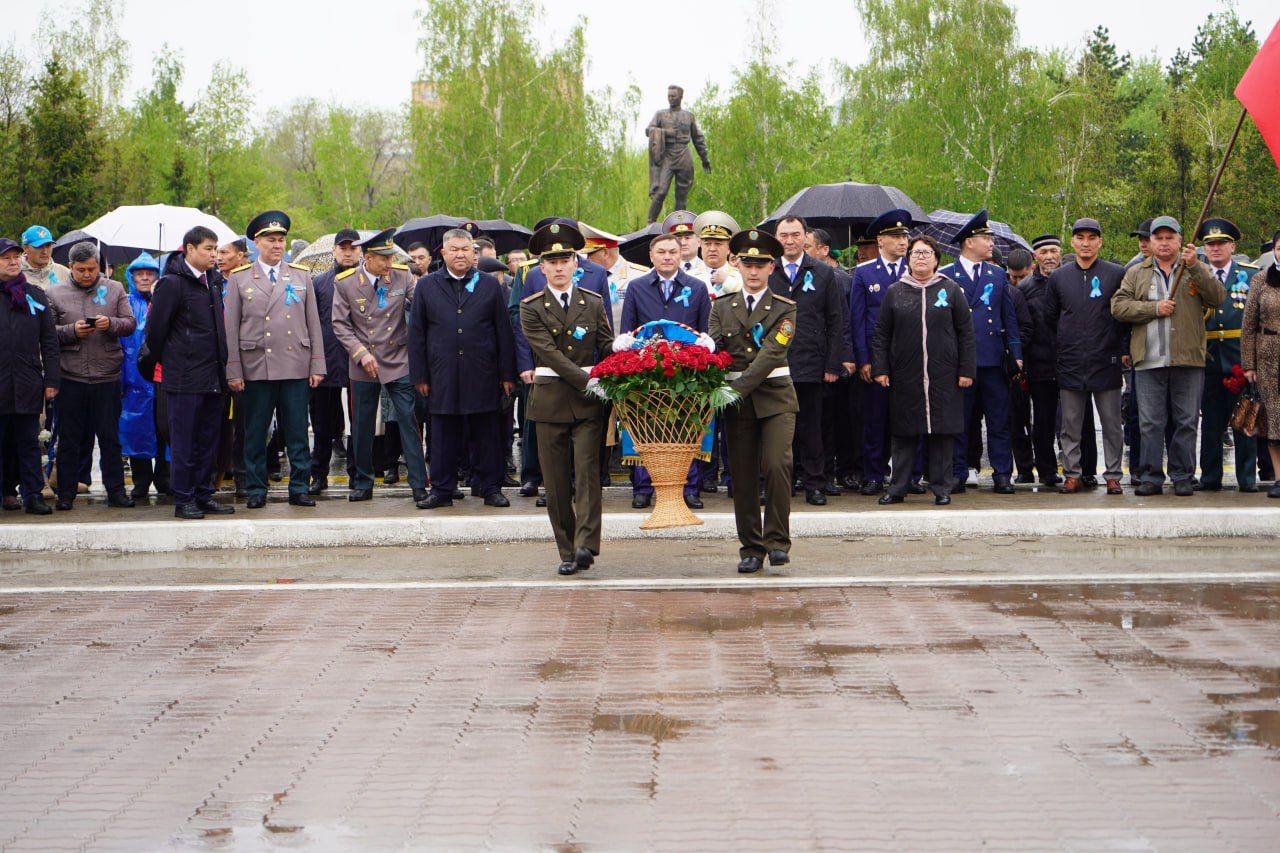 Ермек Маржикпаев возложил цветы к памятникам Малика Габдуллина и Талгата Бигельдинова