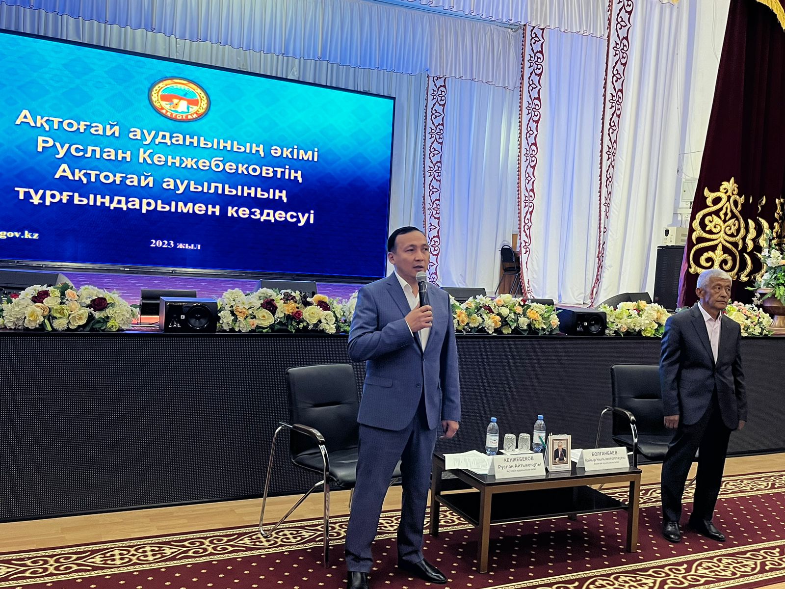 Отчетная встреча акима района Руслана Кенжебекова за 2 квартал прошла с жителями села Актогай. В ходе встречи жители представили свои мысли и предложения. Доведя до сведения руководителей отрасли, что по поднятым вопросам ведется соответствующая работа и их выполнение находится на контроле главы района, даны соответствующие поручения.