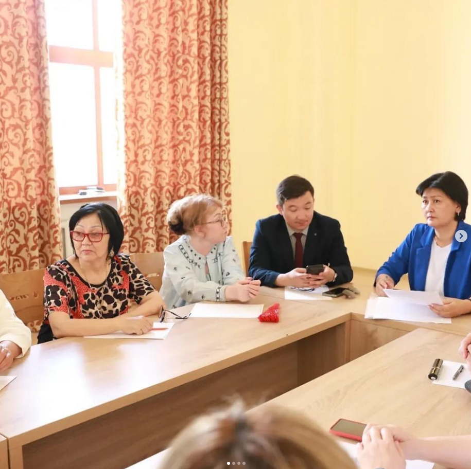 Ақтөбе облысының білім саласында сапаны қамтамасыз ету департаменті жанындағы педагогикалық әдеп және педагогтің құқықтарын қорғау мәселелері жөніндегі консультациялық кеңесші органының отырысы өтті. Отырыста педагогтер тарапынан аттестация барысында тапсыратын ұлттық біліктілік тестілеуде жіберілген заңбұзушылықтар бойынша мәселелер қаралды. 