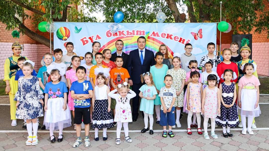 Бейсенбі, 1 маусымда, Астанада Қазақстан Премьер-Министрі Әлихан Смайылов өмірлік қиын жағдайға тап болған балаларды қолдау орталығына барды.