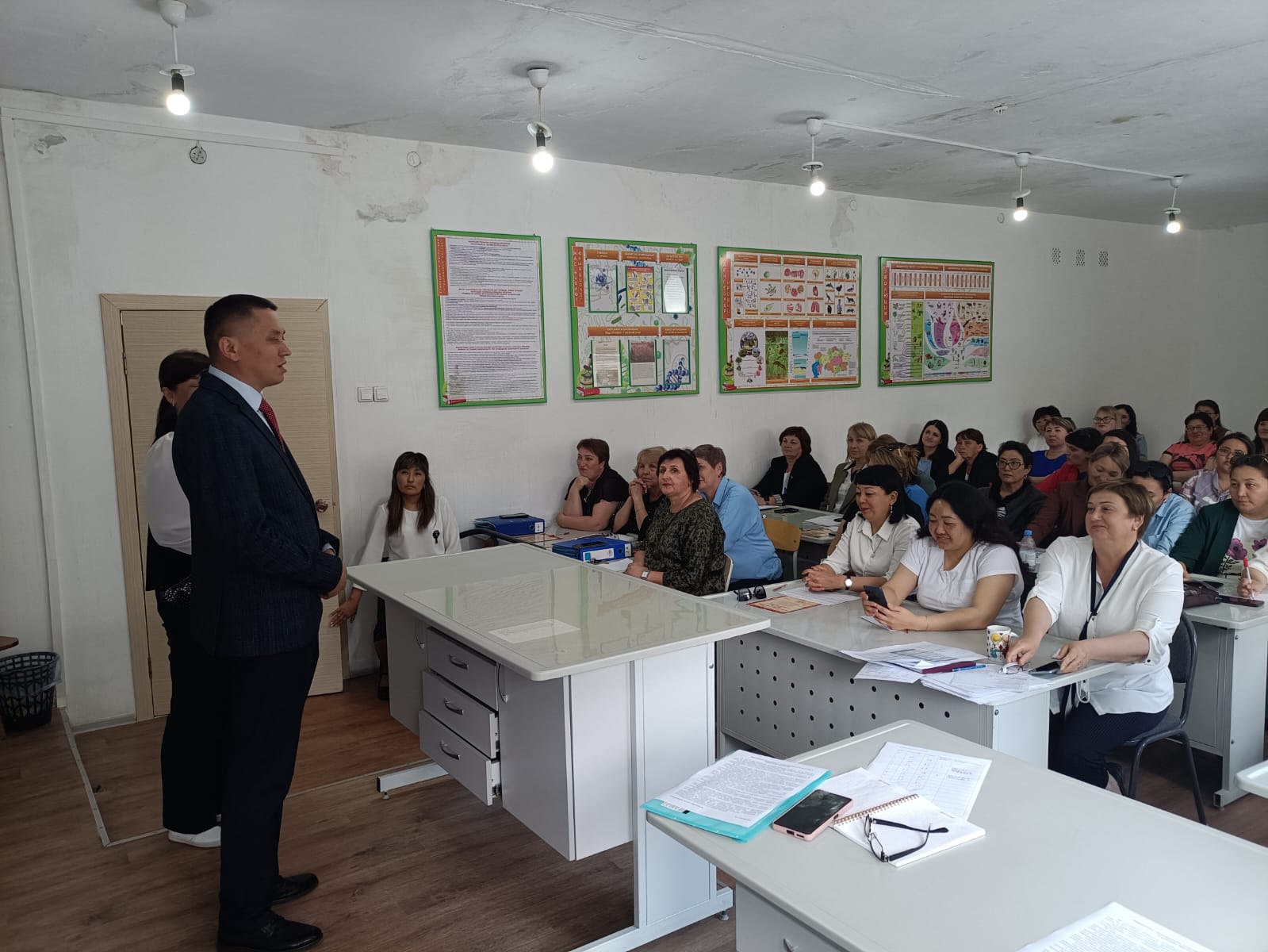 31 мая 2023 года состоялась встреча родителей, учителей и руководителя отдела образования по вопросам коррупции. Обсудили меры борьбы, поддержку прозрачности и контроль. Важный шаг к созданию честной образовательной среды.