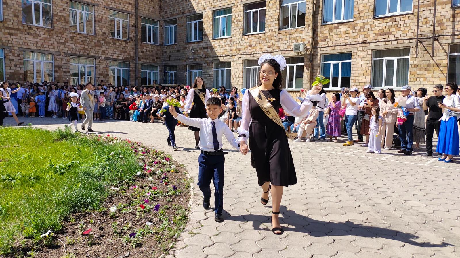 Последний звонок прозвенел в школах Карагандинской области для более 172 тысяч учащихся