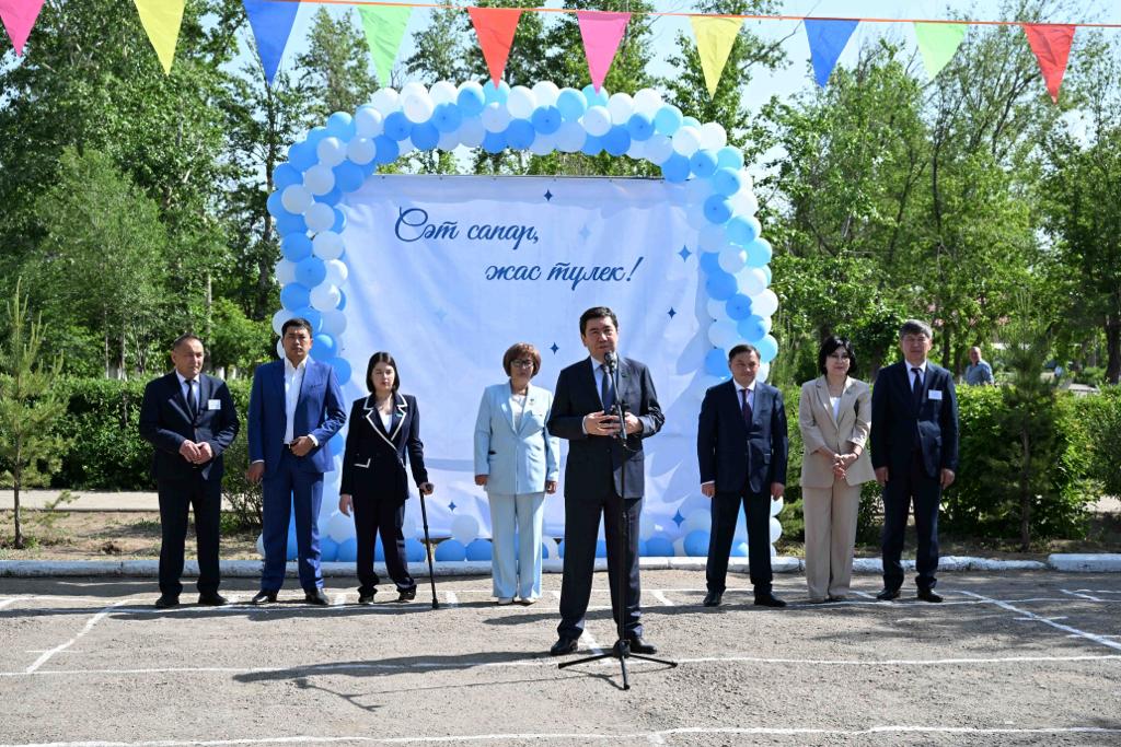 Спикер Мажилиса поздравил школьников  в селе Кабанбай-батыр с последним звонком