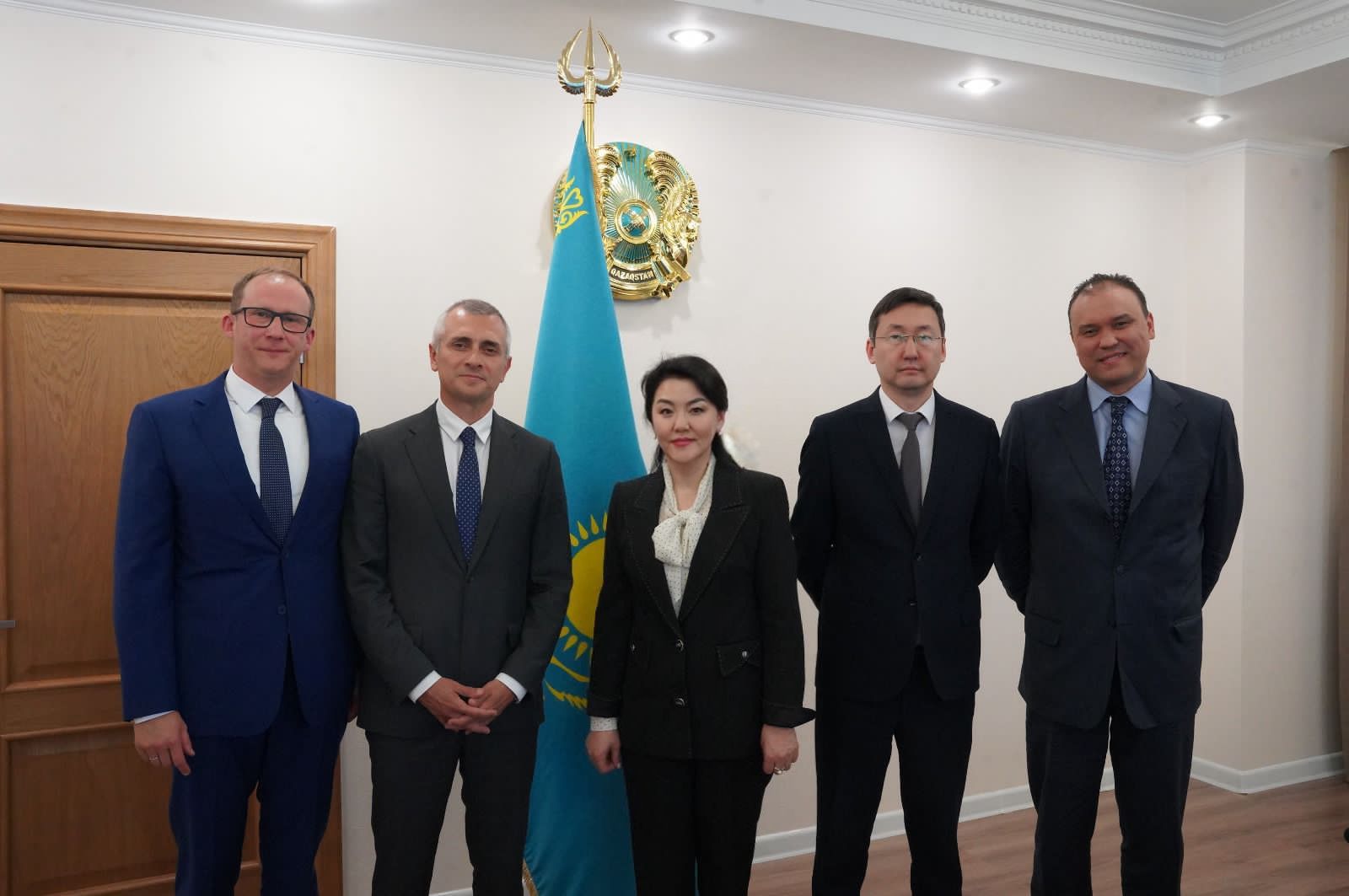 АЖАР ҒИНИЯТ PFIZER КОМПАНИЯСЫНЫҢ ӨҢІРЛІК БАСШЫСЫМЕН КЕЗДЕСУ ӨТКІЗДІ