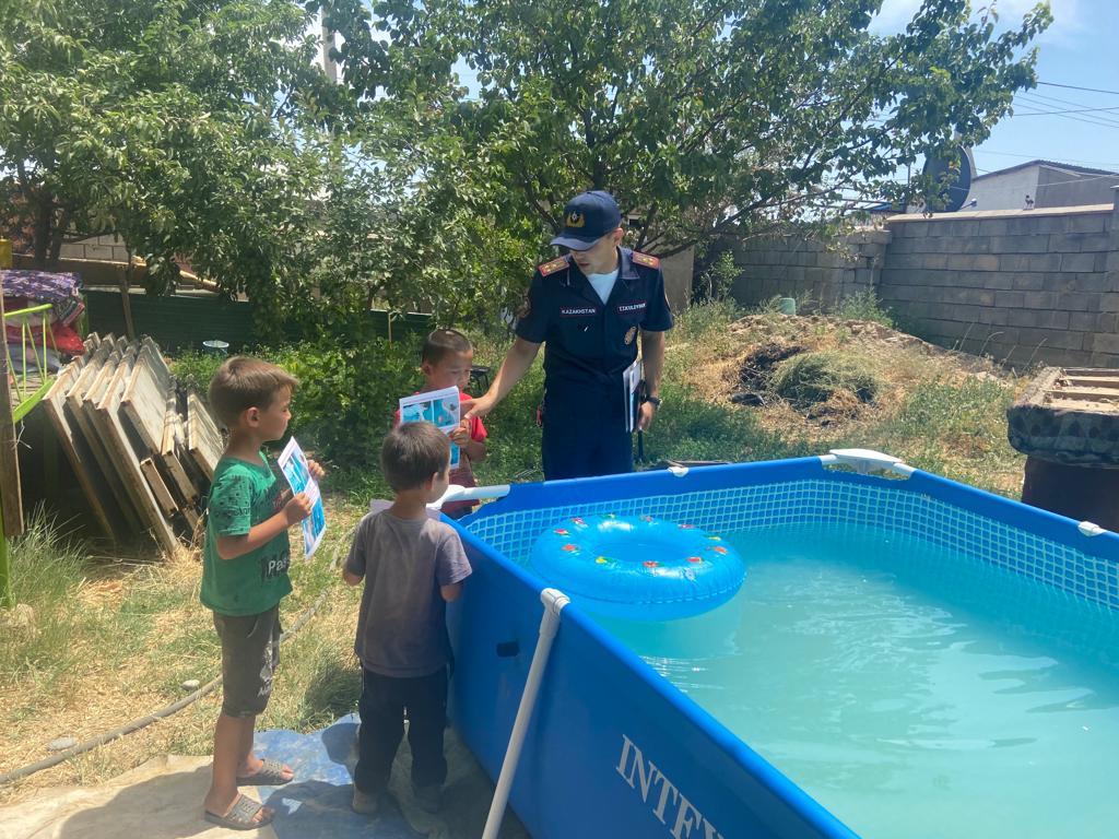 Чем защитить бассейн, чтобы ребёнок не упал в воду?