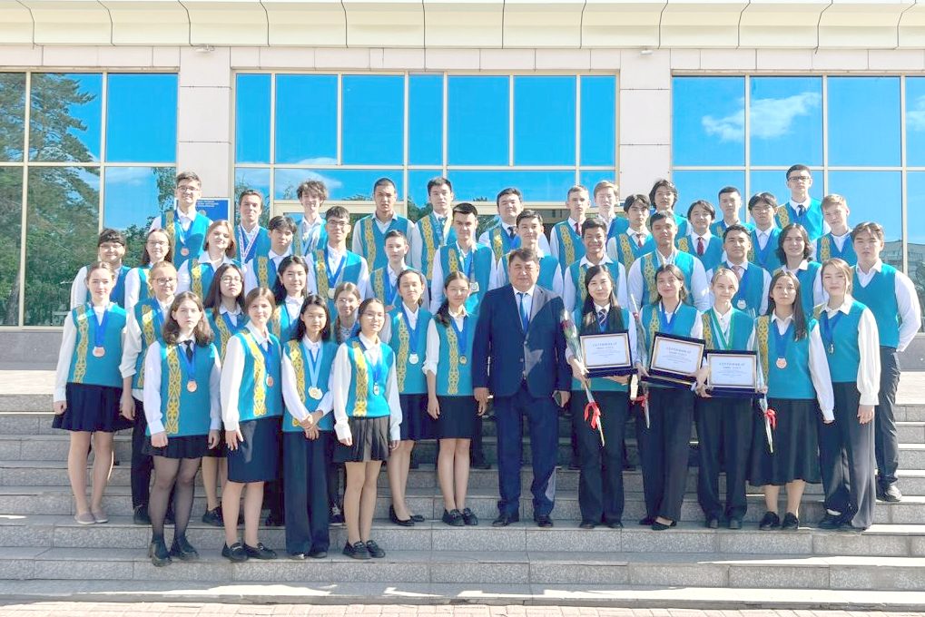 Павлодарские школьники награждены акимом области