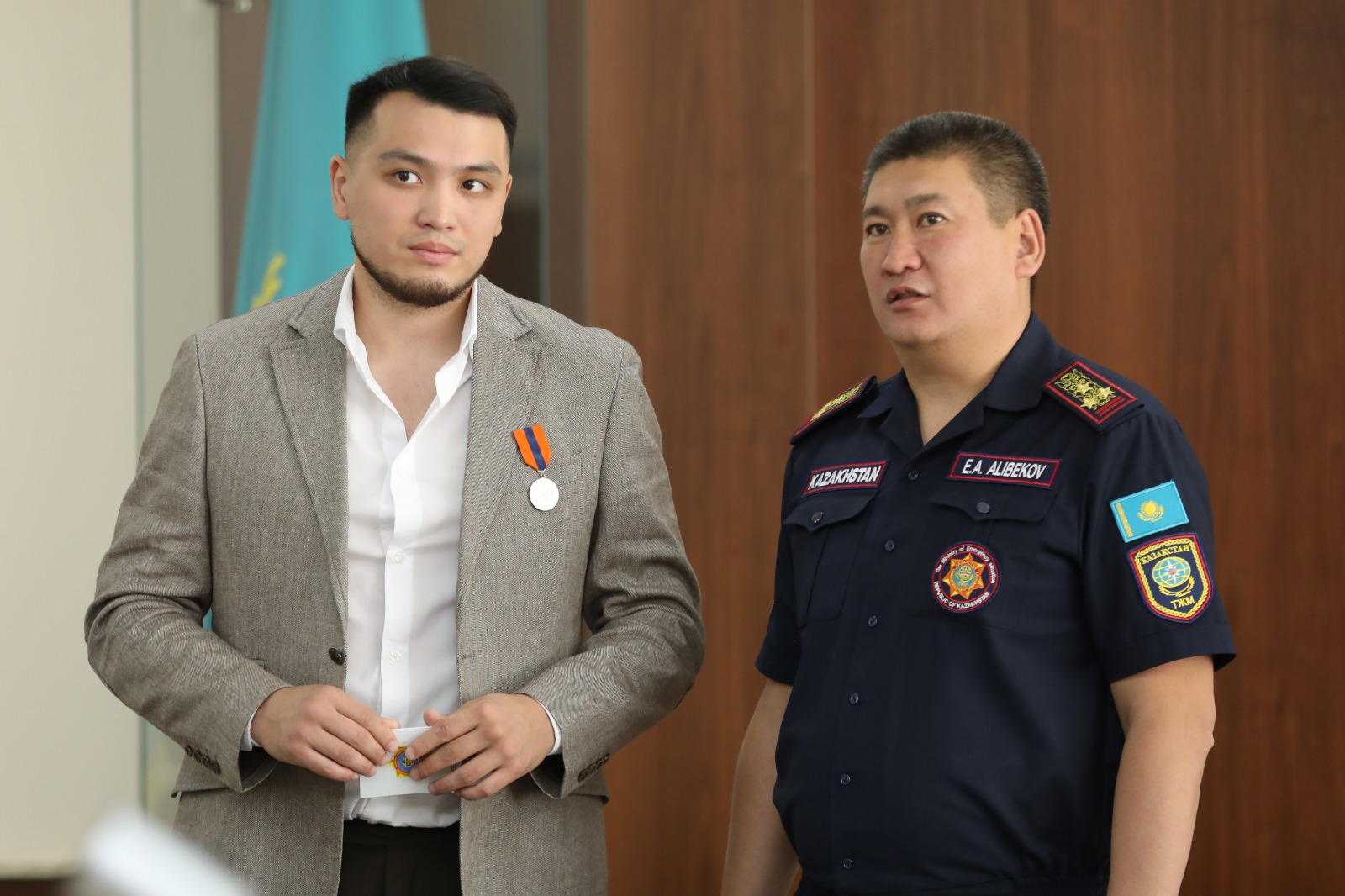 Награждены алматинцы, спасшие тонущую девочку в сильном потоке воды