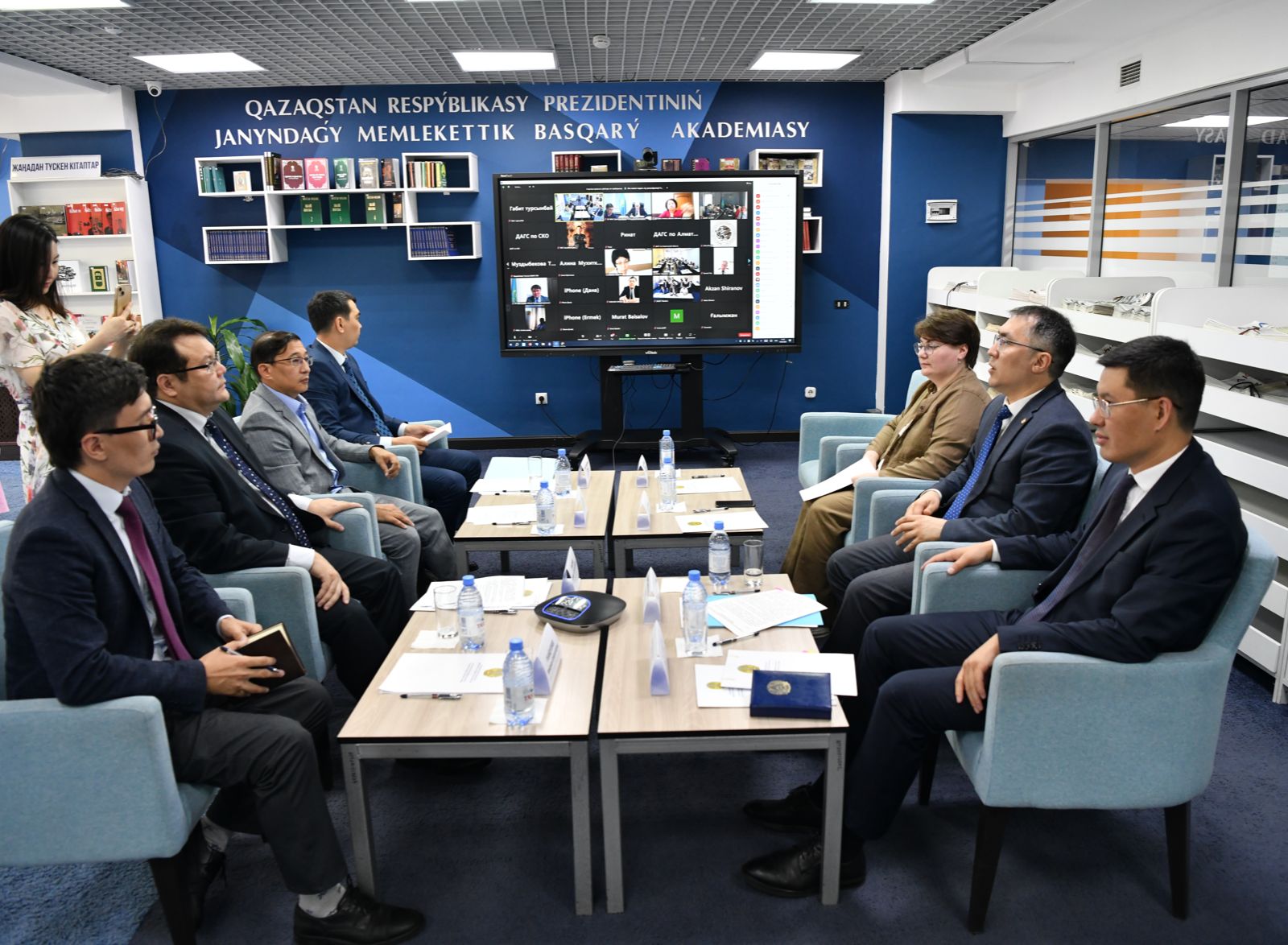 В АДГС обсудили вопросы волонтерства среди госслужащих