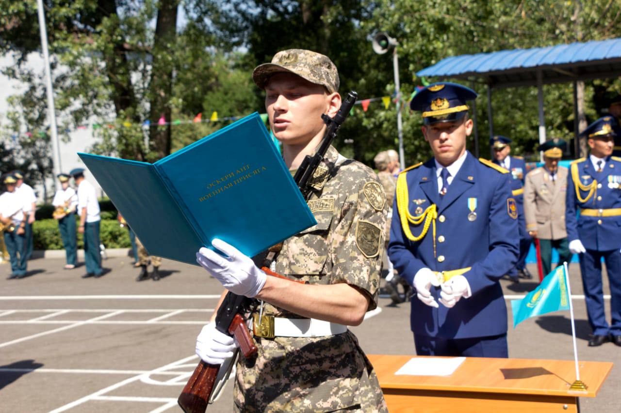 Қорғаныс министрлігінің әскери жоғары оқу орнында жас сарбаздар әскери ант берді