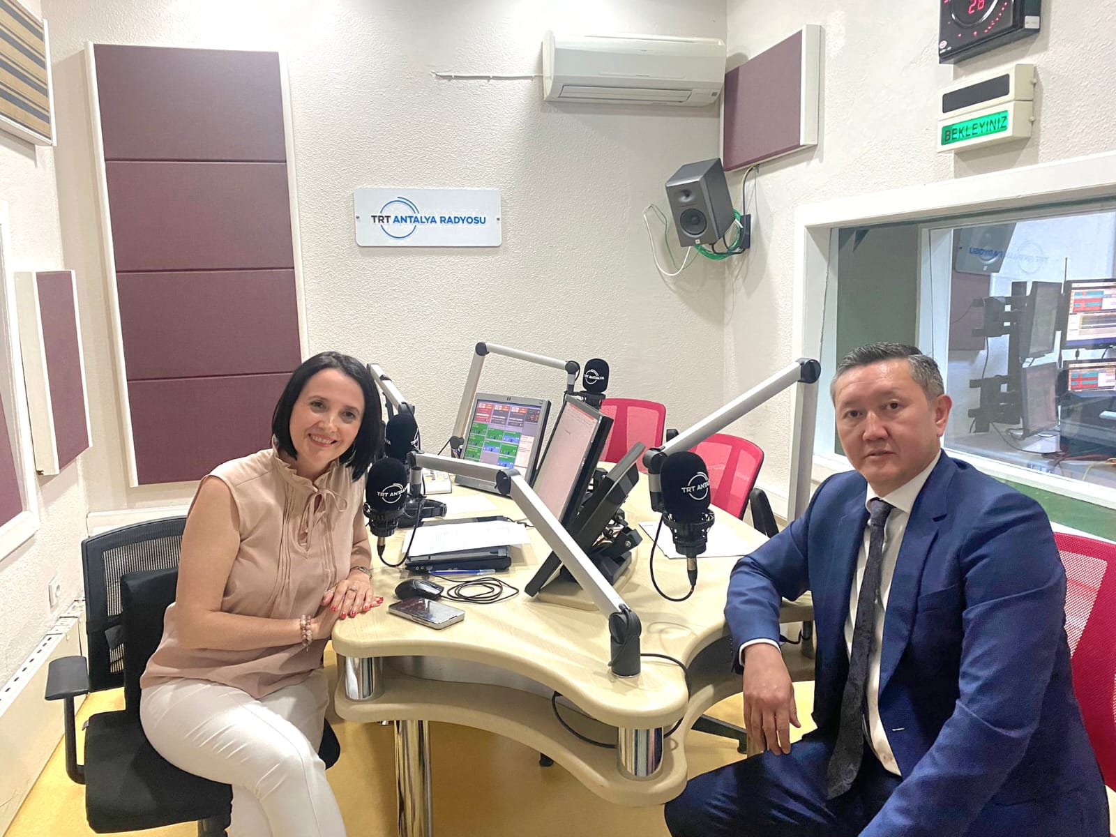 Kazakistan Cumhuriyeti'nin Antalya Başkonsolosu K.Kanafeyev "TRT Antalya" radio programında röportaj verdi