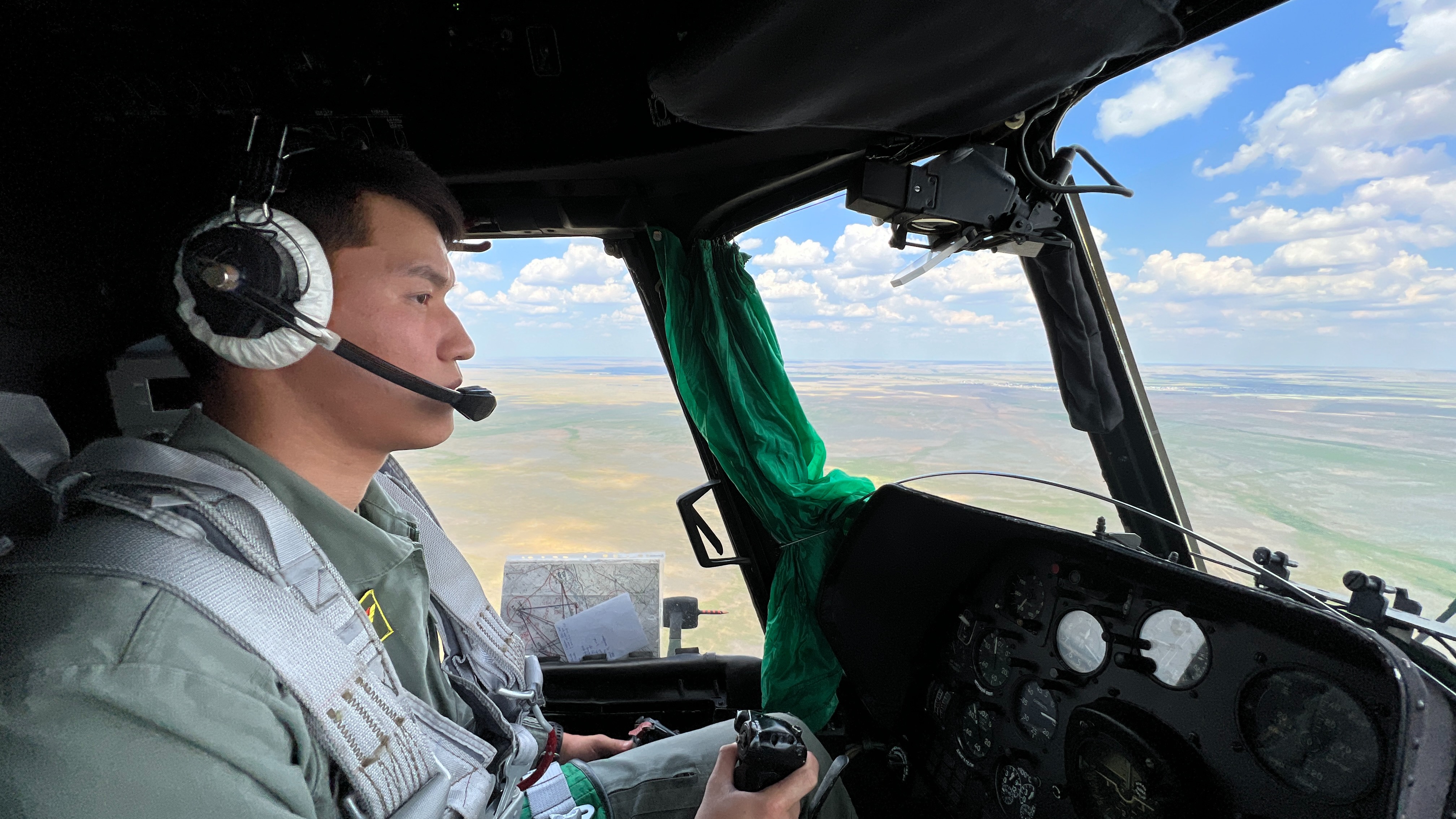 На выпускном экзамене курсанты-вертолетчики выполнили полеты в условиях ограниченной видимости